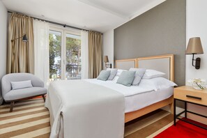 标准双人房或双床房, 阳台 | 高档床上用品、迷你吧、客房内保险箱、办公桌