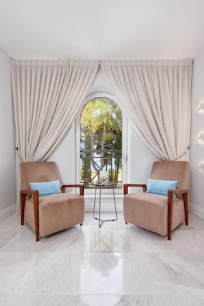 Standaard kamer, 1 twee- of 2 eenpersoonsbedden | Woonruimte | Een 40-inch flatscreentelevisie met kabelzenders en televisie