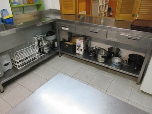 Full-sized fridge, microwave, stovetop, dishwasher - Albergue ambiental de Beizama - Hostel (Beizama)