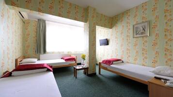 Comfort driepersoonskamer, 3 eenpersoonsbedden, niet-roken, uitzicht op park | Een kluis op de kamer, een bureau, een laptopwerkplek