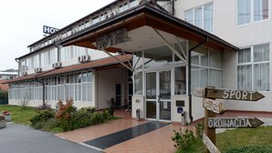 A hotel with a sign indicating amenities such as sport, wellness, and a restaurant. - Hotel Slodes (Belgrade)