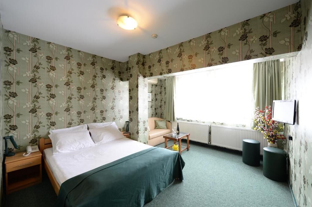 Een kluis op de kamer, een bureau, een laptopwerkplek