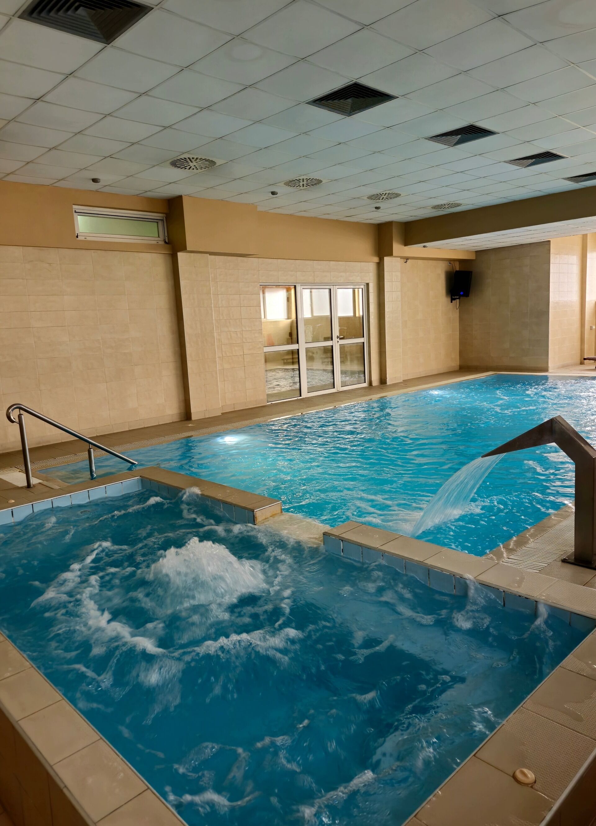 Indoor pool, pool loungers