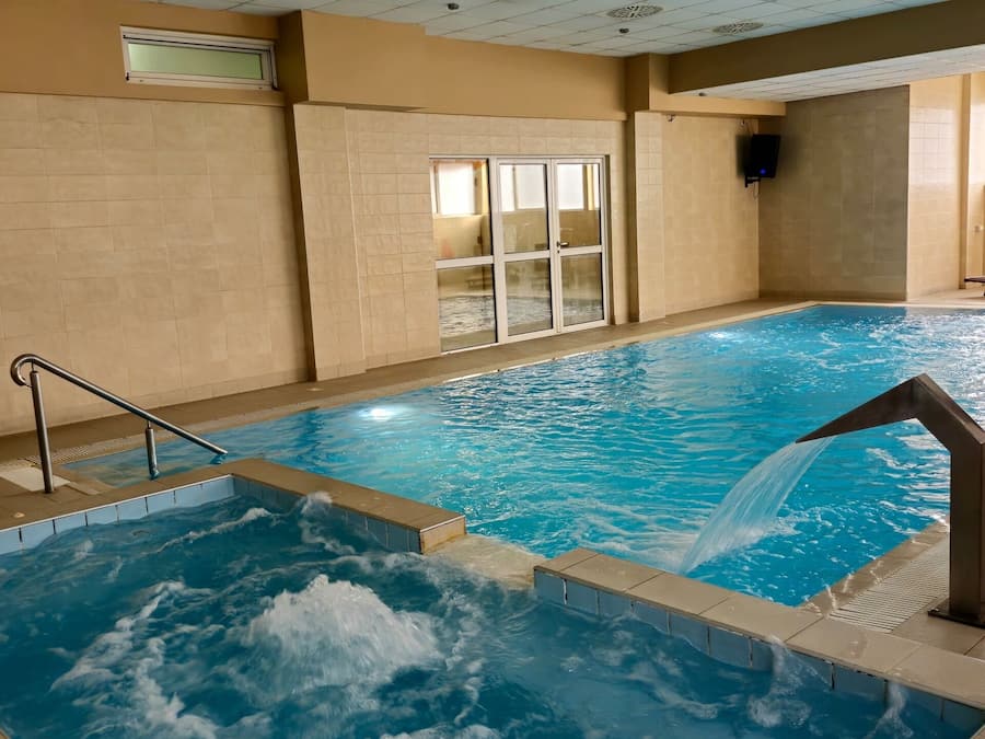 Indoor pool, sun loungers