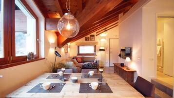 Deluxe-Apartment, 2 Schlafzimmer | Essbereich im Zimmer