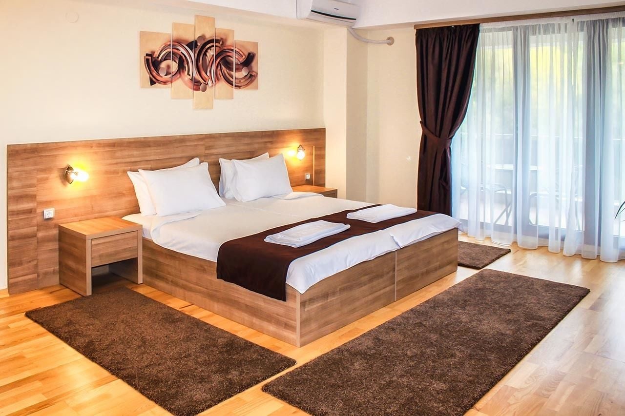 أغطية فراش متميزة وميني بار ومكتب ومكواة/لوح كي