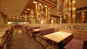 Se sirven desayunos, almuerzos y cenas; cocina japonesa