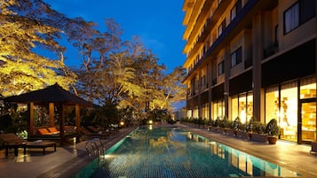 Una piscina al aire libre