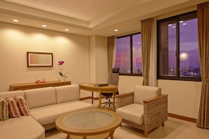 Suite Eksekutif | Dapur pribadi | Lemari es, microwave, ketel listrik, dan peralatan masak/sendok-piring