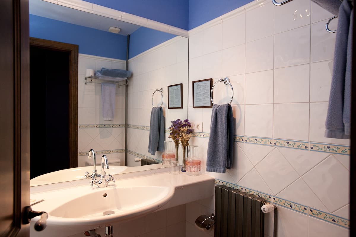 family room (standard) | bathroom | free toiletries, hair dryer