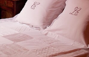 Superior Double Room (attic) | Premium bedding, desk, blackout curtains, soundproofing - Casa Leonardo (Senterada)