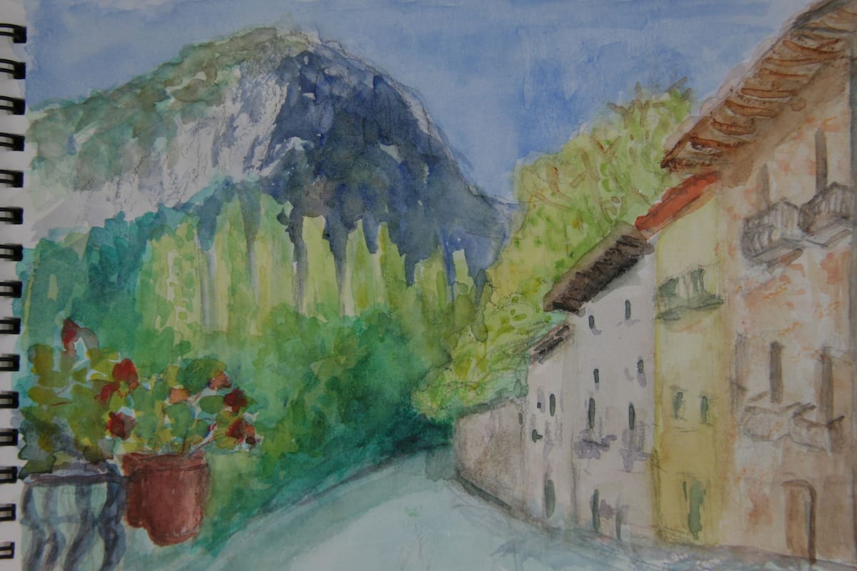 Un boceto de un paisaje montañoso con un edificio y una planta en maceta.