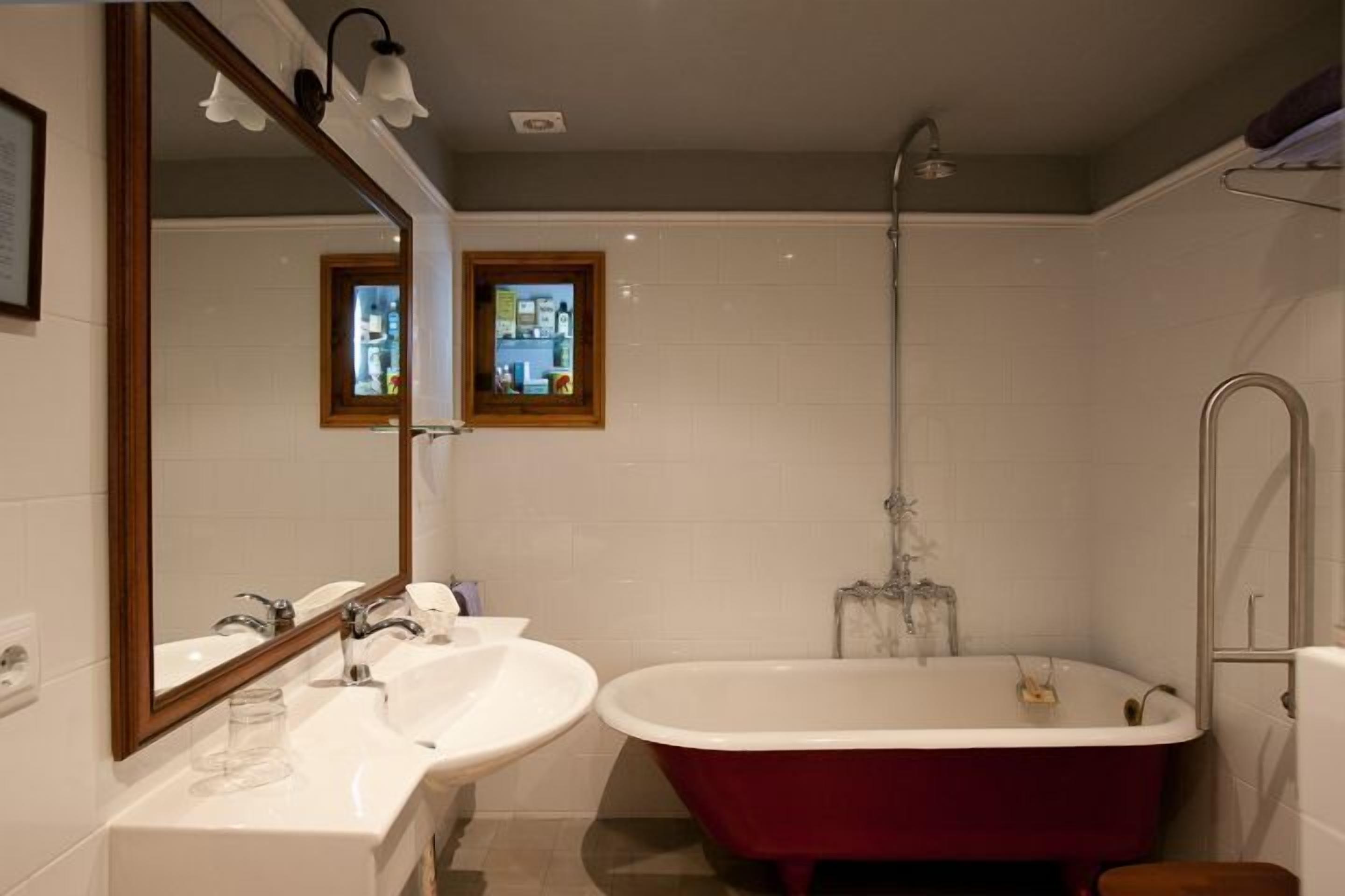 free toiletries, hair dryer