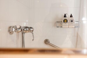 Deep soaking bathtub - Casa Leonardo (Senterada)