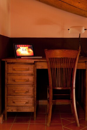 Superior Room (Large family - abuhardillada) | In-room business centre - Casa Leonardo (Senterada)
