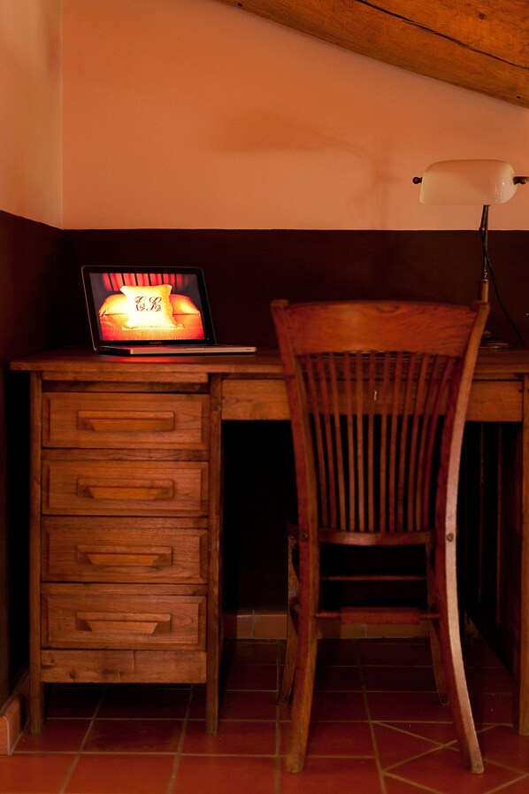 Superior Room (Large family - abuhardillada) | In-room business centre