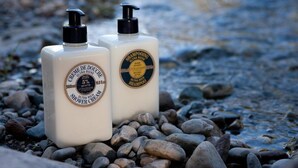 Two bottles of shower cream on a rocky surface. - Casa Leonardo (Senterada)