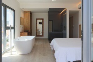 JUNIOR SUITE SIDE SEA VIEW | Bagno | Asciugacapelli, asciugamani, sapone, shampoo