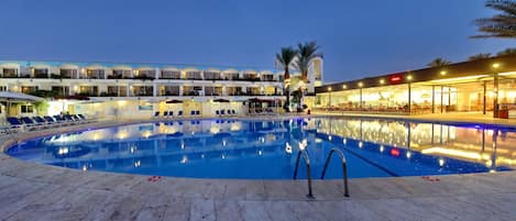 Una piscina al aire libre