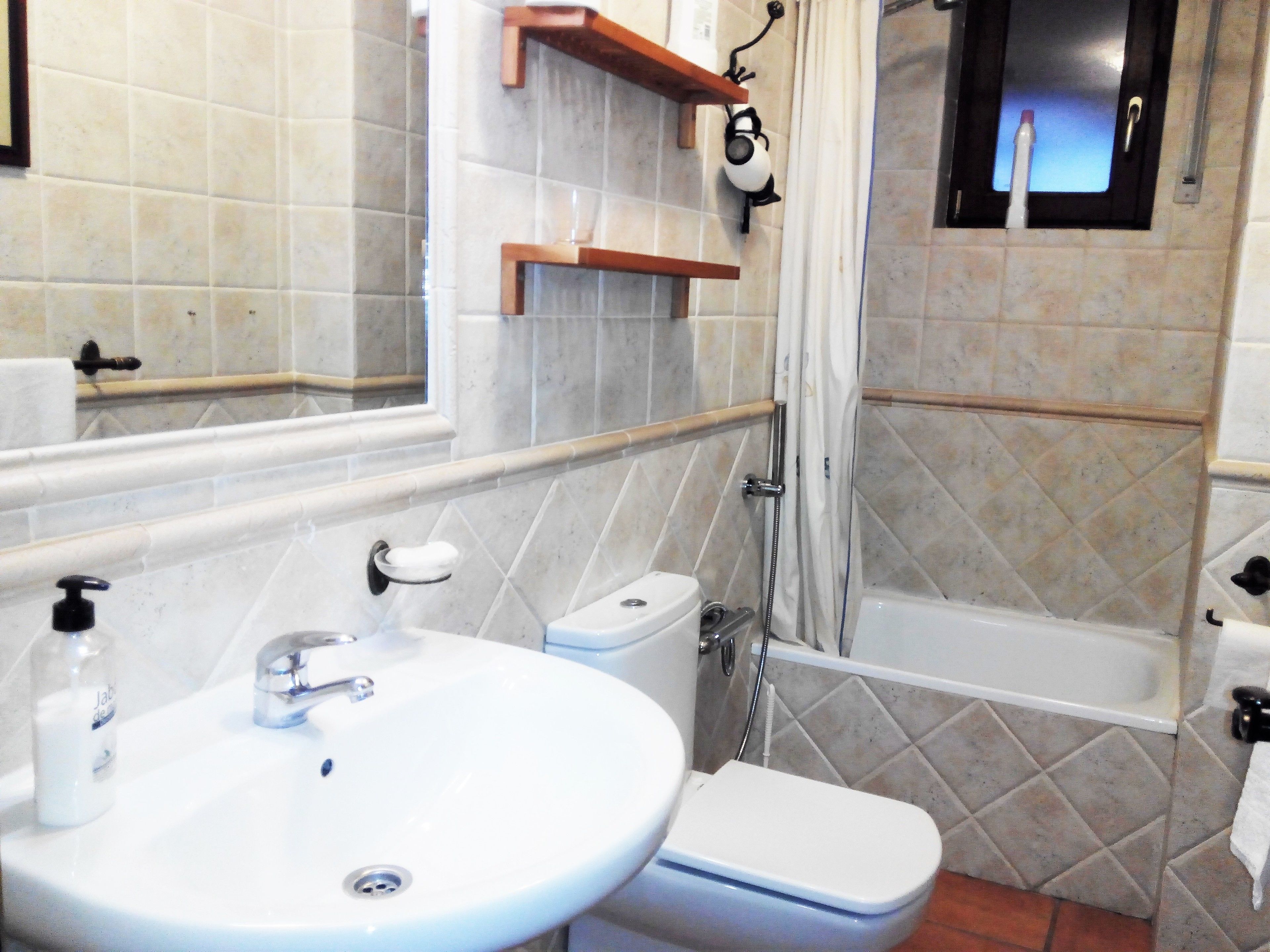 House, 2 Bedrooms | Desk, soundproofing, iron/ironing board, free cots/infant beds