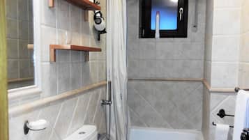 Casa, 2 quartos | Banheiro | Chuveiro/banheira combinados, produtos de toalete grátis