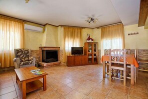 House, 3 Bedrooms | Living room