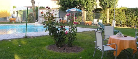 Una piscina al aire libre, tumbonas