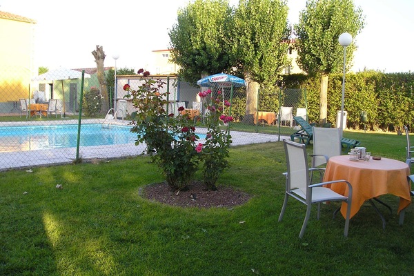 AuĂenpool, geöffnet von 11:00 Uhr bis 20:30 Uhr, LiegestĂŒhle