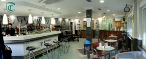 Bar (on property) - Hostal Restaurante Carolina (Pedrosillo El Ralo)