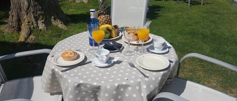 Daily buffet breakfast for a fee