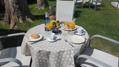 Daily buffet breakfast for a fee. Hostal Restaurante Carolina