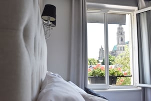 Caja de seguridad en la habitación y escritorio 