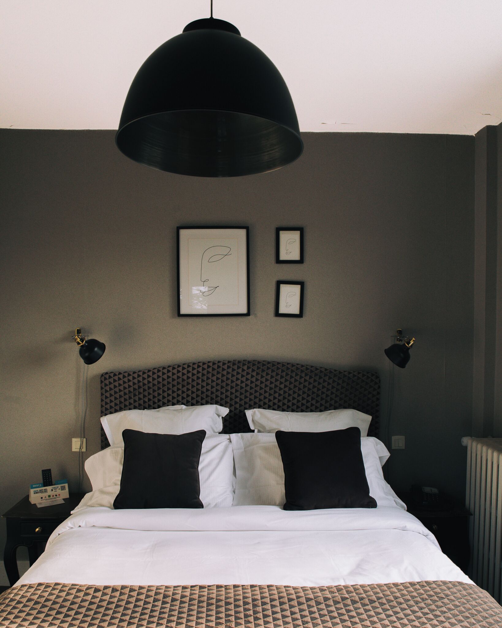 Chambre classique, vue sur la cour intérieure | Coffre-fort, bureau, système d’insonorisation, accès au Wi-Fi (inclus)