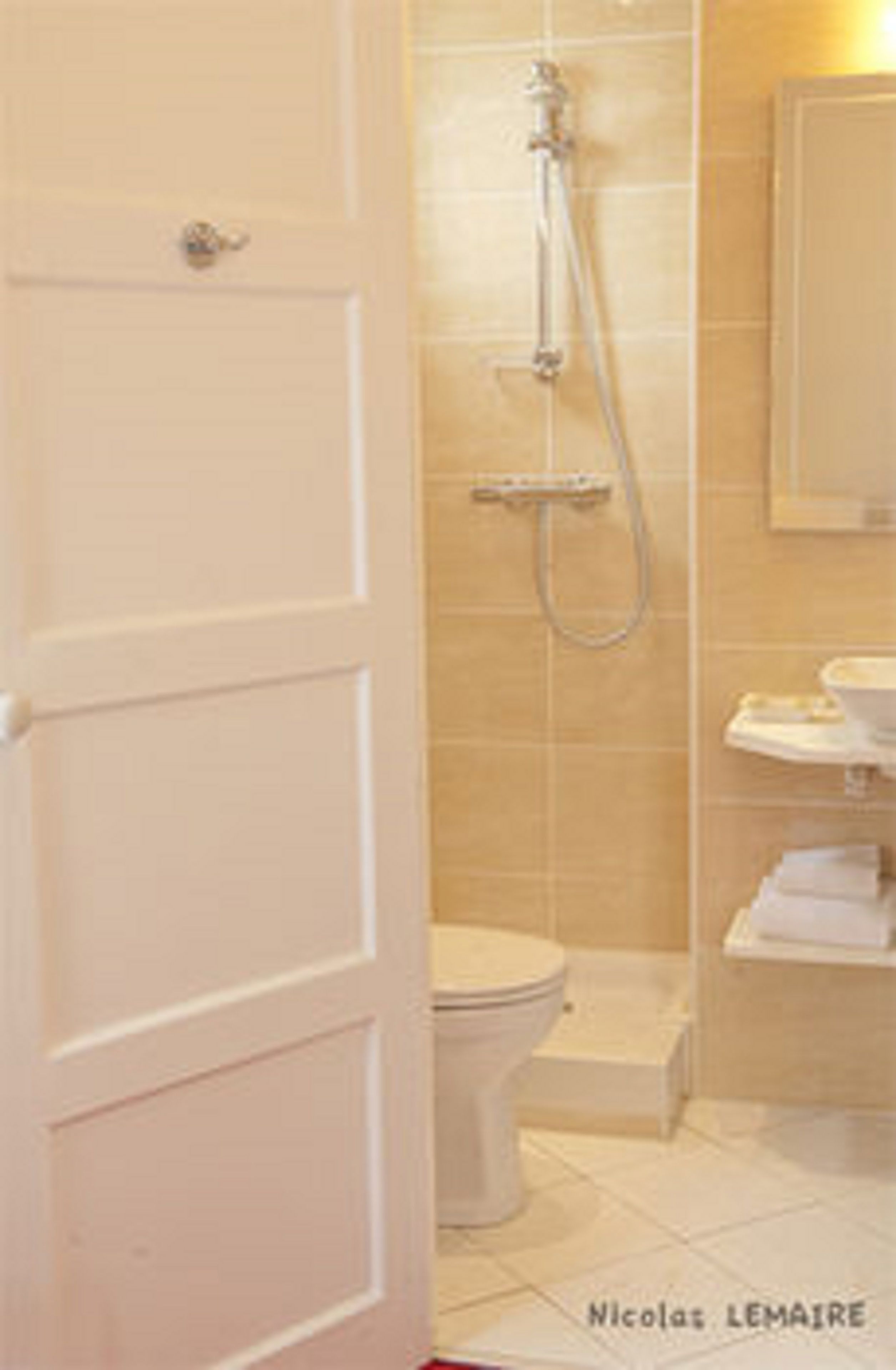 Un baño con inodoro, ducha y lavabo.