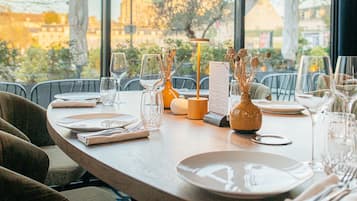 Phục vụ bữa trưa và bữa tối, món Pháp