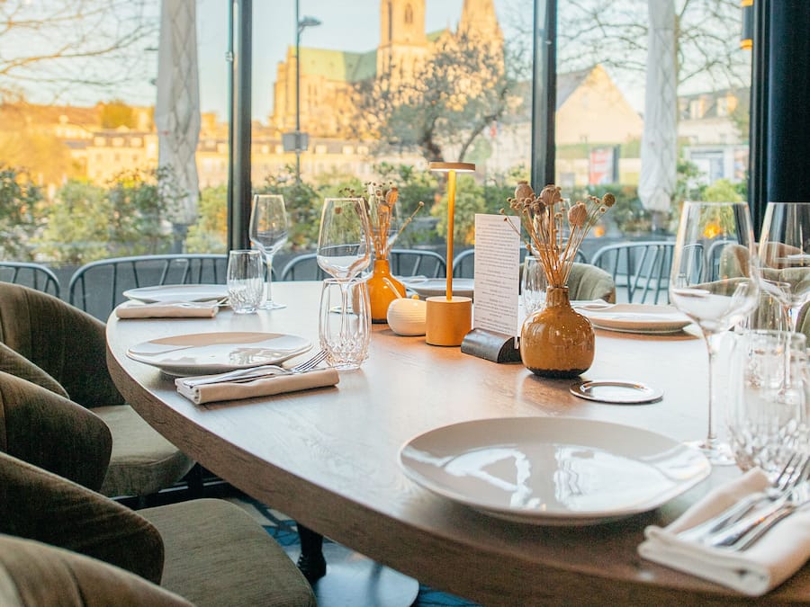 Se sirven almuerzos, cenas y cocina francesa