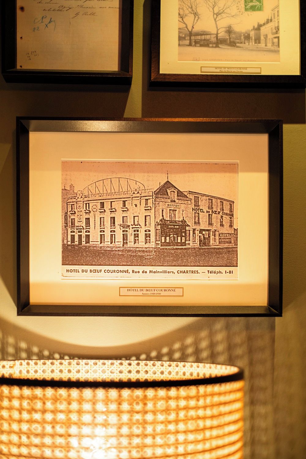 Dibujo arquitectónico enmarco del Hotel du Becuf Couronne, en la Rue de Malvilliers, Chartres.