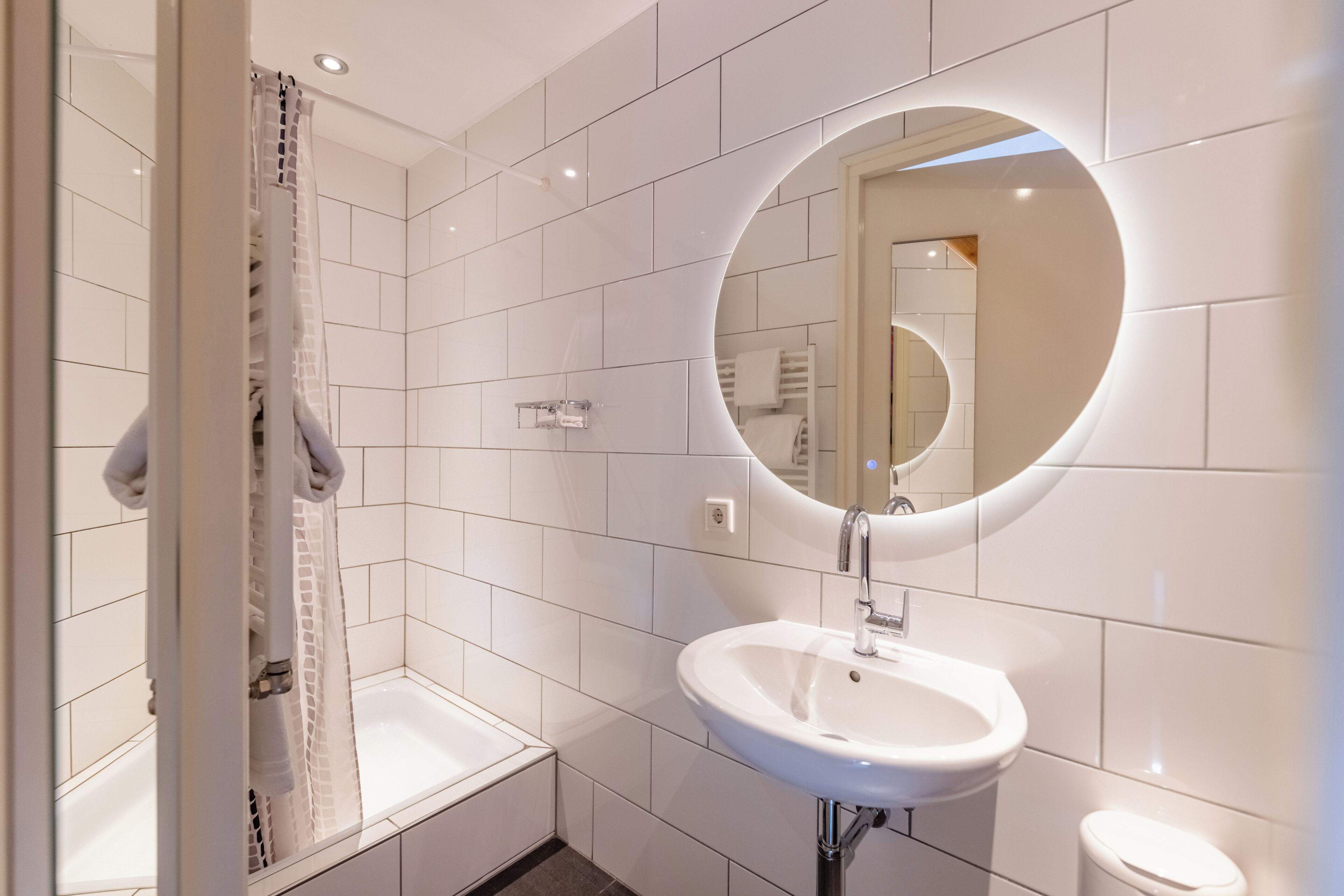 Standard Twin Room | Bathroom | Shower, free toiletries, hair dryer, towels