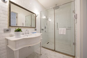 Deluxe Double Room | Bathroom | Shower, free toiletries, hair dryer, bathrobes - Sapphire City Hotel (Baku)