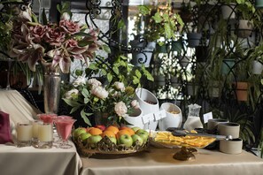 Buffet déjeuner servi tous les jours en supplément