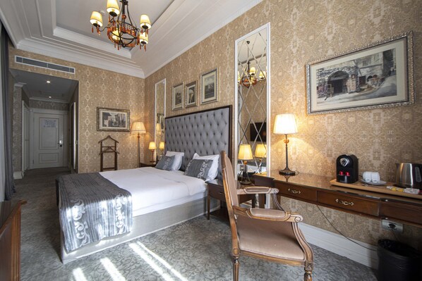 Ylelliset vuodevaatteet, minibaari, tallelokero huoneessa, työpöytä