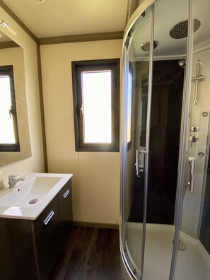 3 Bedroom Lodge with Spa Access | Badezimmer