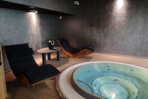 Een sauna, een bubbelbad, een stoombad, lichaamsbehandelingen