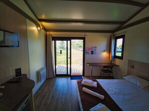 Habitación doble estándar, Terraza | Minibar, muebles diferentes y espacio para trabajar con laptop 