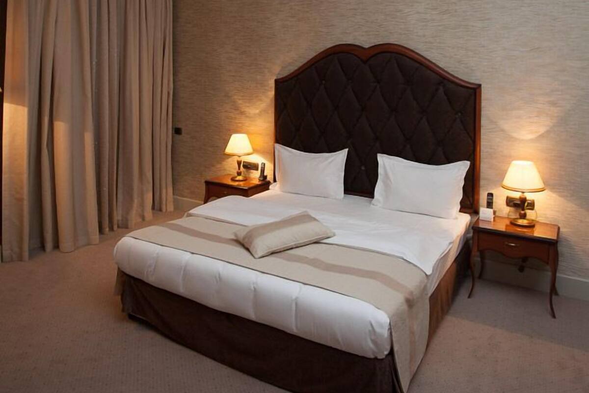 Business Double or Twin Room | Premium bedding, minibar, in-room safe, desk