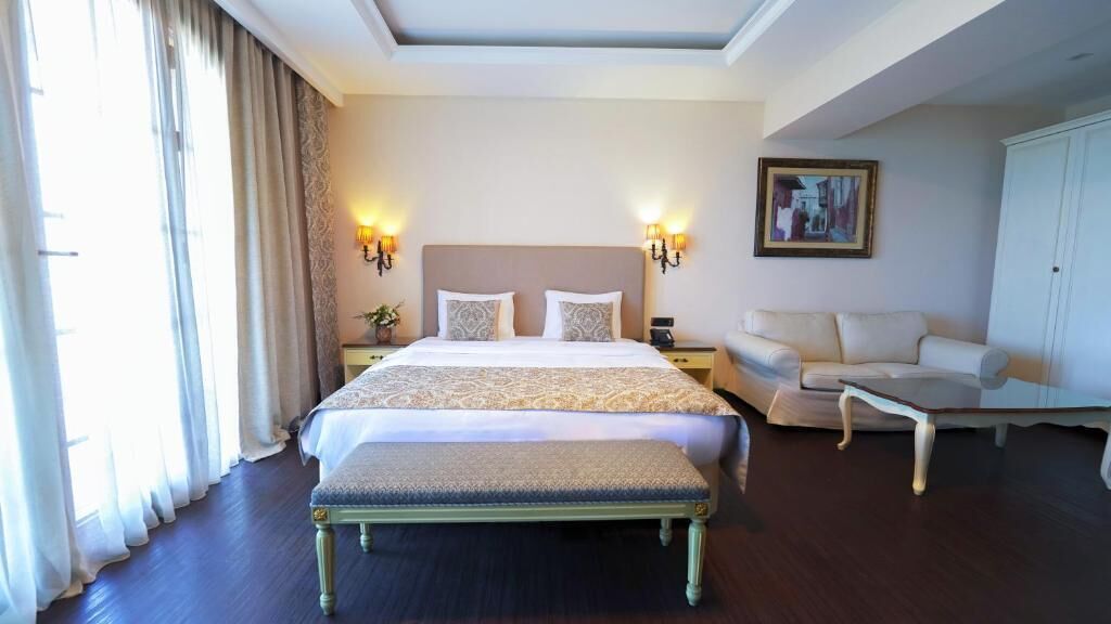 Habitación familiar | Caja de seguridad en la habitación, escritorio y cortinas blackout 