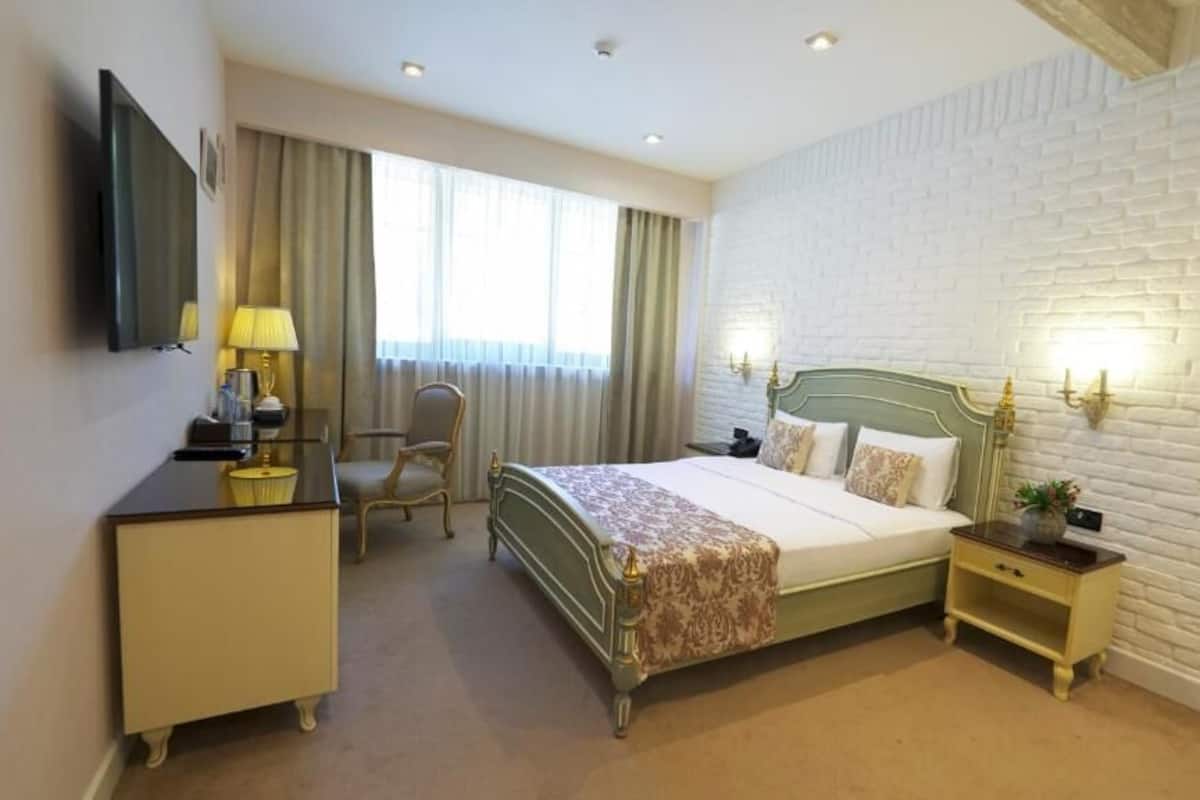 Standard Double or Twin Room | In-room safe, desk, blackout drapes, soundproofing