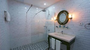 Regadera, amenidades de baño gratuitas, secadora de cabello, batas 