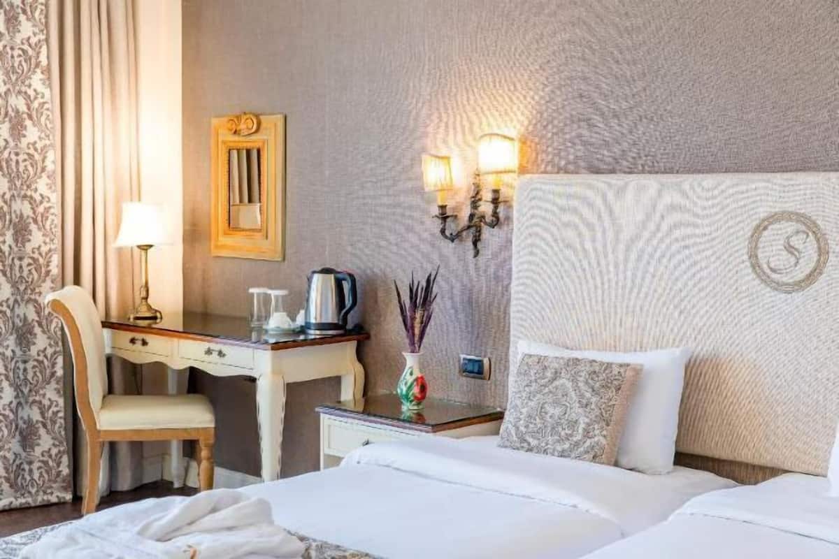 Tallelokero huoneessa, työpöytä, pimennysverhot, äänieristys