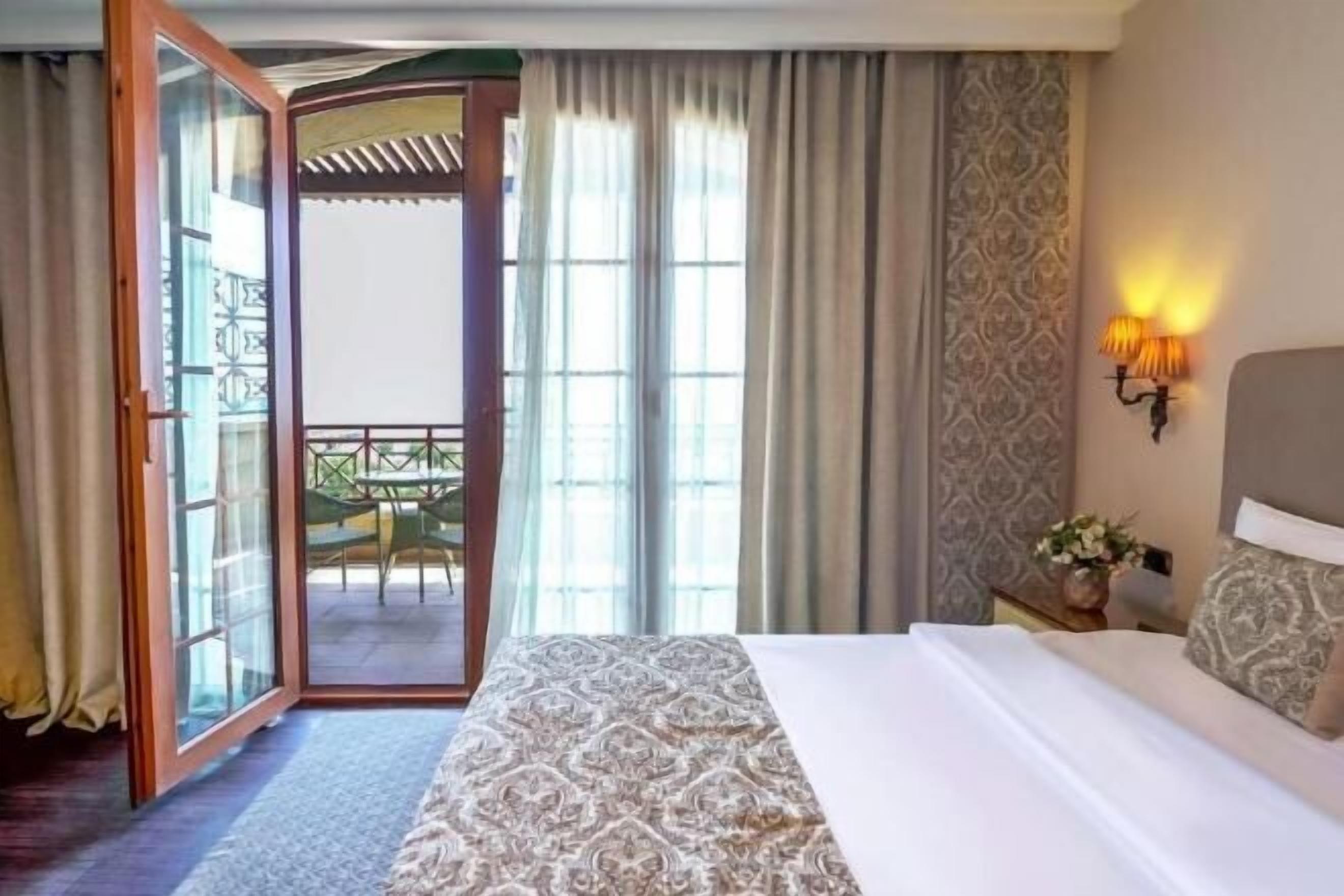 Coffres-forts dans les chambres, bureau, rideaux occultants